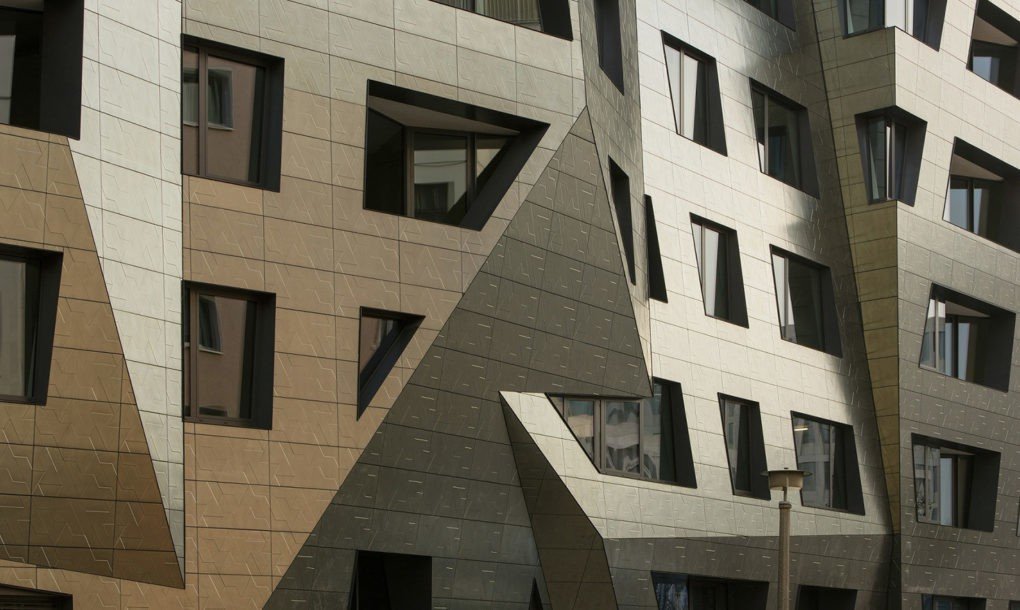 la-lung-toa-nha-bi-xo-lech-giua-thu-do-berlin