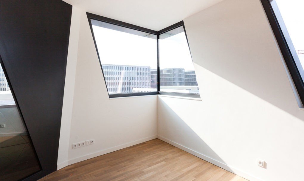 la-lung-toa-nha-bi-xo-lech-giua-thu-do-berlin