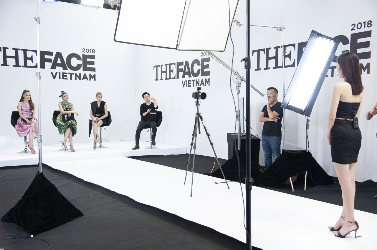 the-face-2018-truong-thanh-long-le-nam-va-loat-thi-sinh-dang-gom-bat-phan-thang-bai-trong-thu-thach-dau-tien