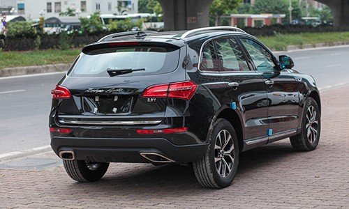 Xe sang phơi nắng tại cảng, xe Trung Quốc 