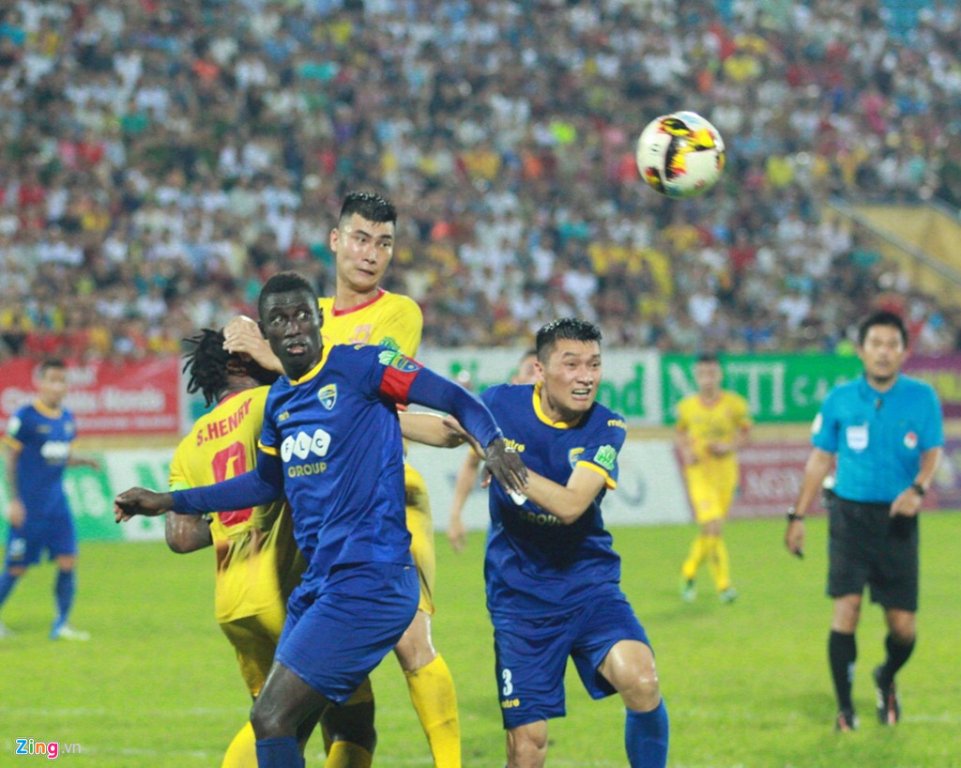 Cảnh sát vào sân bắt 'hooligan' ở trận Nam Định hòa Thanh Hóa