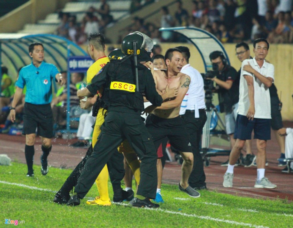 Cảnh sát vào sân bắt 'hooligan' ở trận Nam Định hòa Thanh Hóa