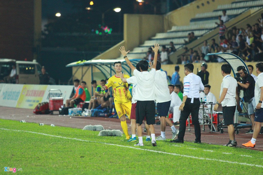 Cảnh sát vào sân bắt 'hooligan' ở trận Nam Định hòa Thanh Hóa