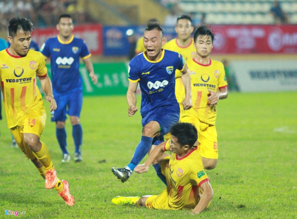 Cảnh sát vào sân bắt 'hooligan' ở trận Nam Định hòa Thanh Hóa