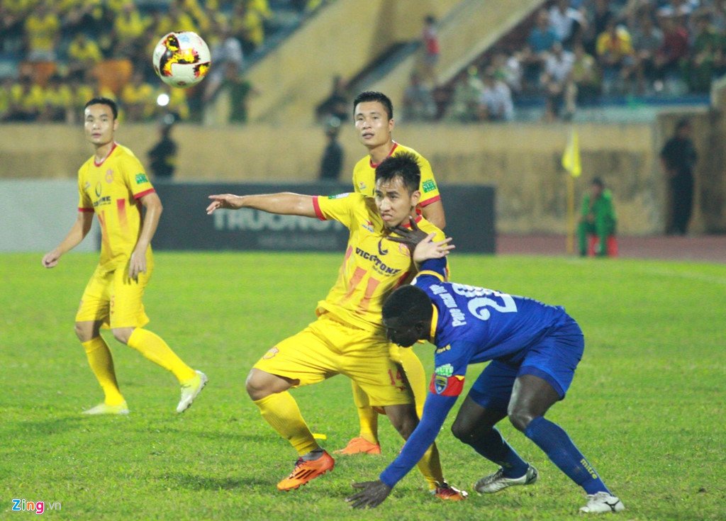 Cảnh sát vào sân bắt 'hooligan' ở trận Nam Định hòa Thanh Hóa