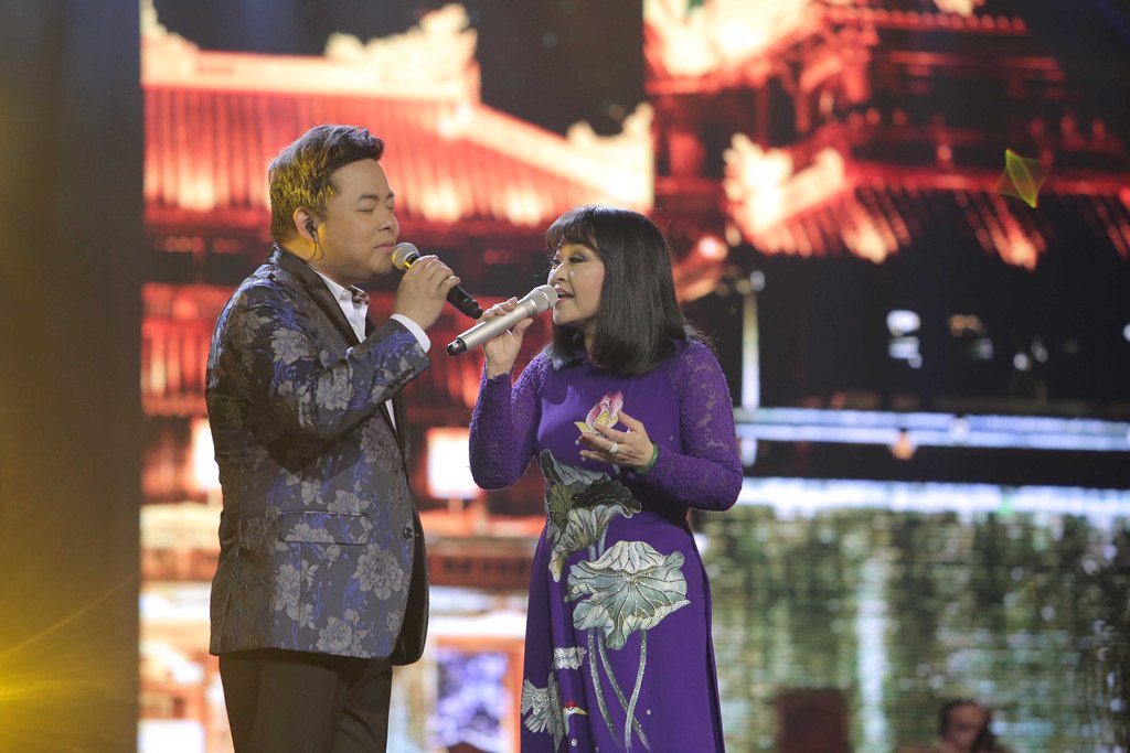 liveshow-mot-doi-san-khau-cua-huong-lan-nuc-long-khan-gia