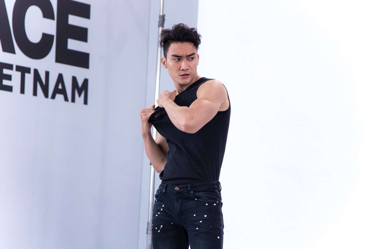 the-face-2018-lo-dien-dan-thi-sinh-nam-cuc-pham-va-cuc-dang-gom-khien-cac-co-gai-dung-ngoi-khong-yen
