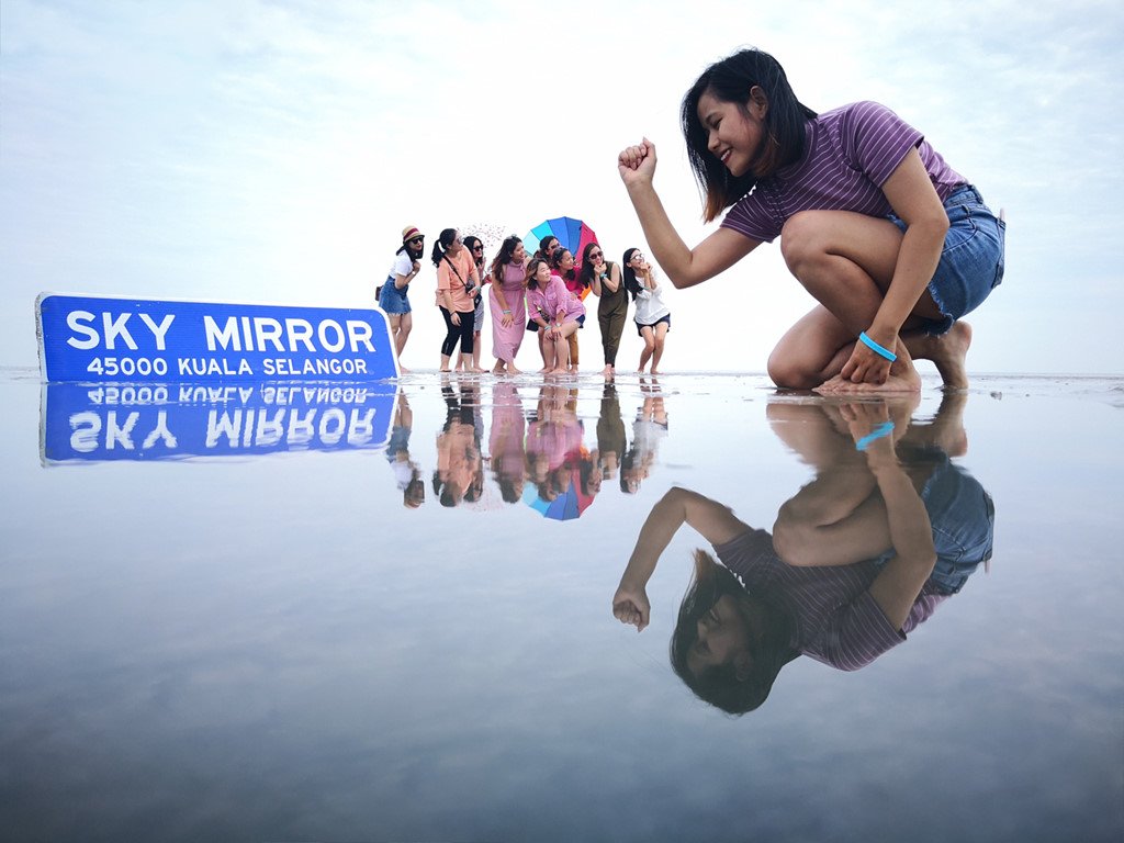 Giới trẻ Việt chụp hình sống ảo với 'gương Mặt Trời' ở Malaysia