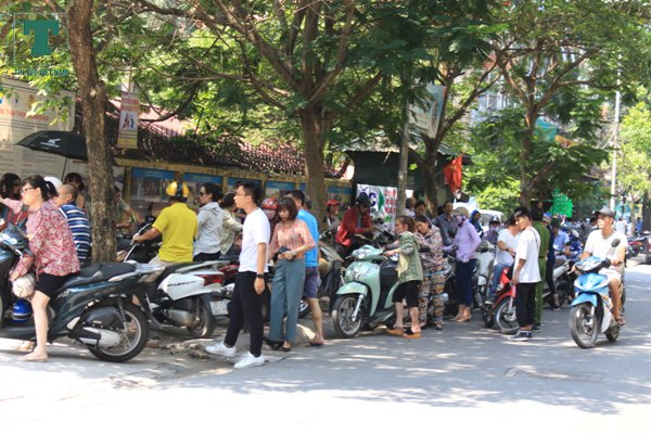 phu-huynh-ngai-ngu-tuc-truc-cho-con-thi-vao-10