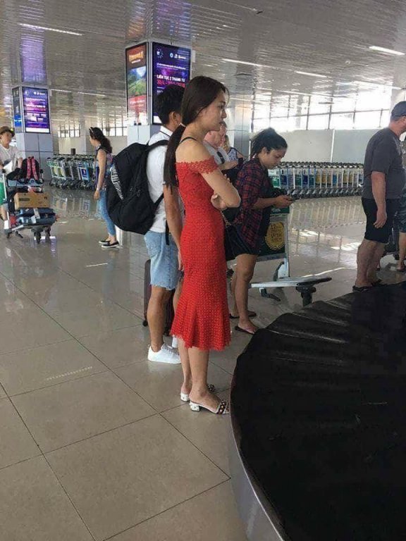 vu-phan-van-duc-ngoc-nu-nguoi-dep-tu-dan-xep-chup-hinh-de-gay-chu-y