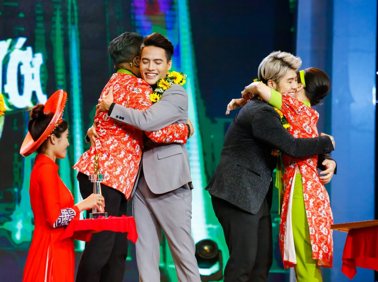 akira-phan-vo-tan-phat-lap-cu-dup-giai-thuong-tai-cap-doi-hai-huoc