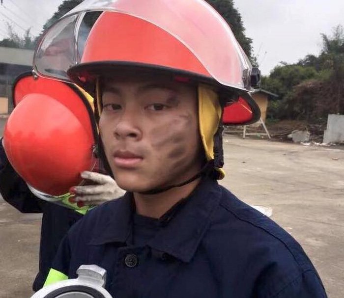Anh lính cứu hỏa tập sự gánh rau giúp hai cụ già