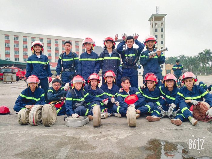 Anh lính cứu hỏa tập sự gánh rau giúp hai cụ già