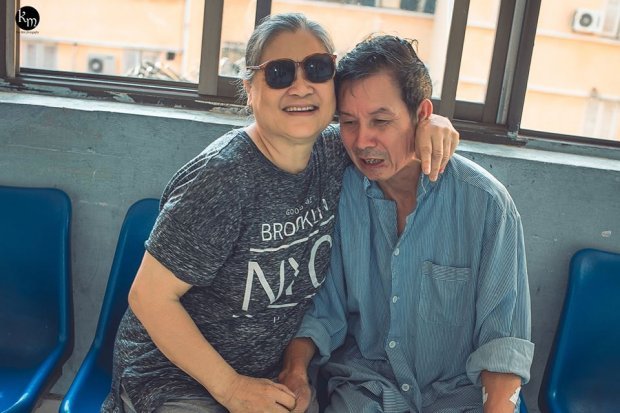bo-anh-chong-nam-tho-binh-oxy-van-co-cham-soc-nguoi-vo-mu-hang-ngay-o-ben-dong-vien-khien-nhieu-nguoi-cay-mat