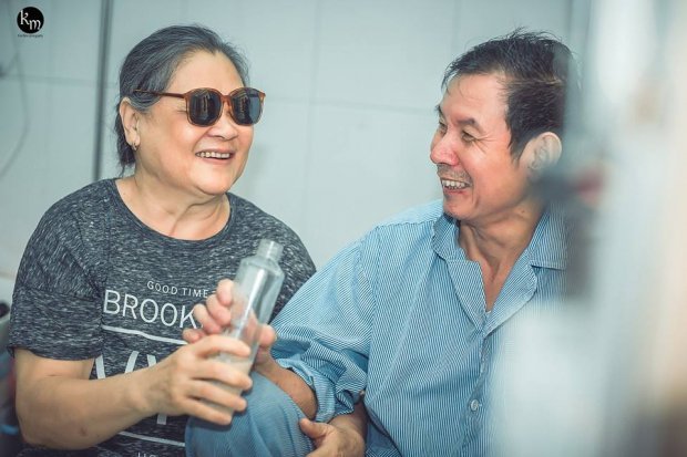 bo-anh-chong-nam-tho-binh-oxy-van-co-cham-soc-nguoi-vo-mu-hang-ngay-o-ben-dong-vien-khien-nhieu-nguoi-cay-mat