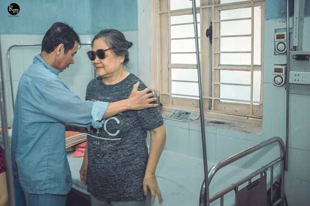 bo-anh-chong-nam-tho-binh-oxy-van-co-cham-soc-nguoi-vo-mu-hang-ngay-o-ben-dong-vien-khien-nhieu-nguoi-cay-mat