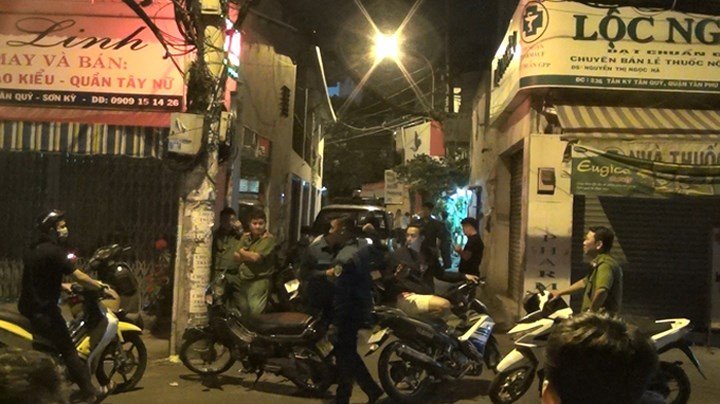 Thanh niên bị bắn ở cửa nhà phủ nhận có tình cảm với bà già 70 tuổi