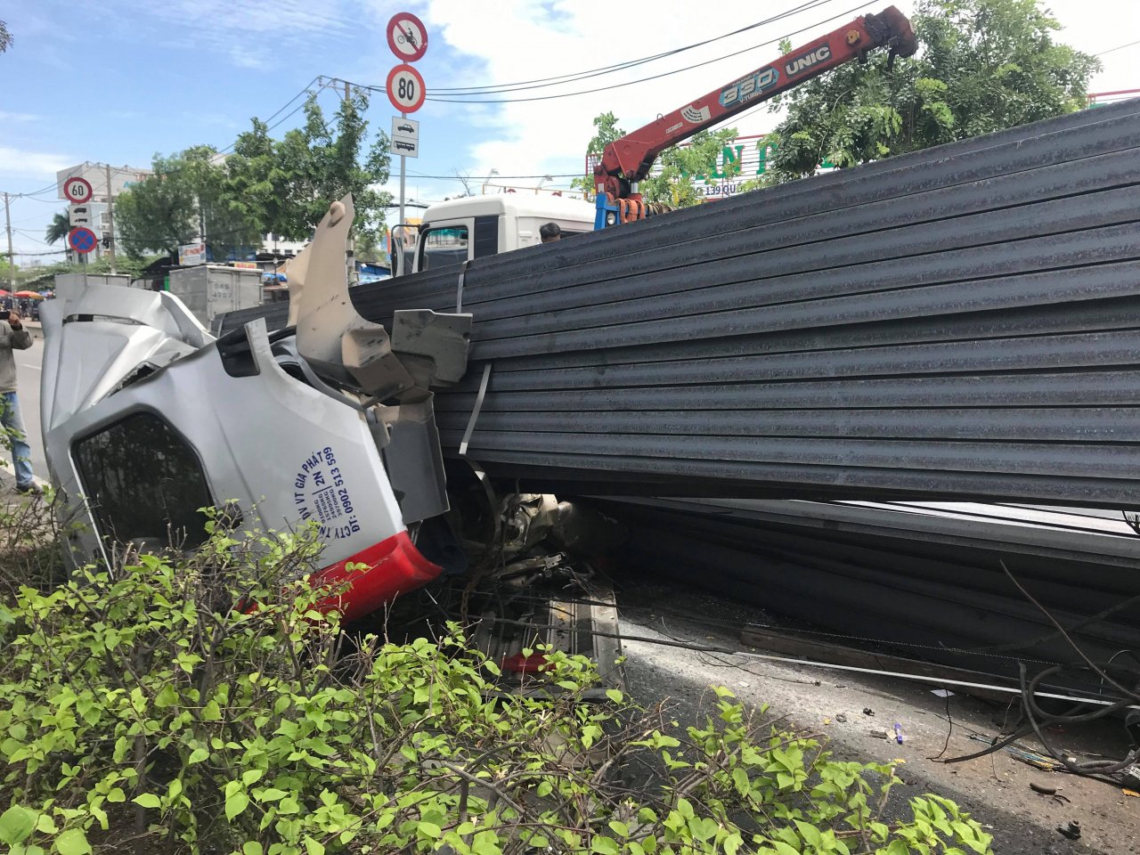tp-hcm-hang-tram-thanh-thep-de-bep-dum-cabin-container-giao-thong-qua-quoc-lo-1a-un-tac