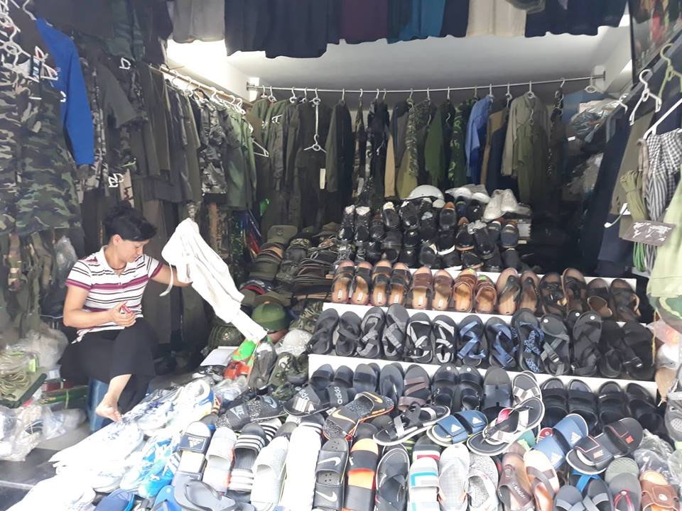 ha-noi-chu-cua-hang-goi-dien-cau-cuu-khi-khach-hoi-mua-ao-mua-gia-mot-trieu