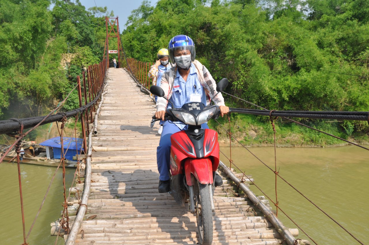 ngung-tho-xem-canh-nguoi-dan-danh-cuoc-mang-song-vuot-cau-tre-muc-nat-qua-song-o-thai-nguyen