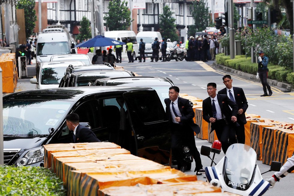 ong-jong-un-da-toi-singapore-doan-ve-si-lai-chay-bo-theo-chiec-xe-s600
