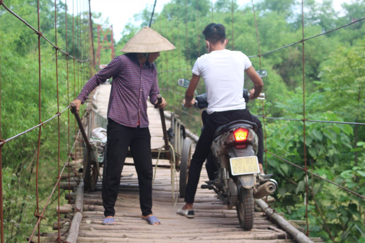 so-hai-canh-nguoi-dan-danh-cuoc-mang-song-vuot-cau-tre-sap-sap-qua-song-o-thai-nguyen