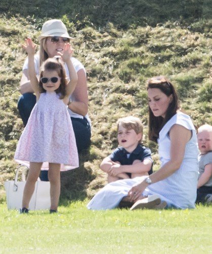 Công nương Kate Middleton xinh đẹp, rạng rỡ dù mới sinh con thứ 3