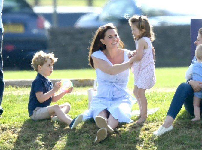 Công nương Kate Middleton xinh đẹp, rạng rỡ dù mới sinh con thứ 3