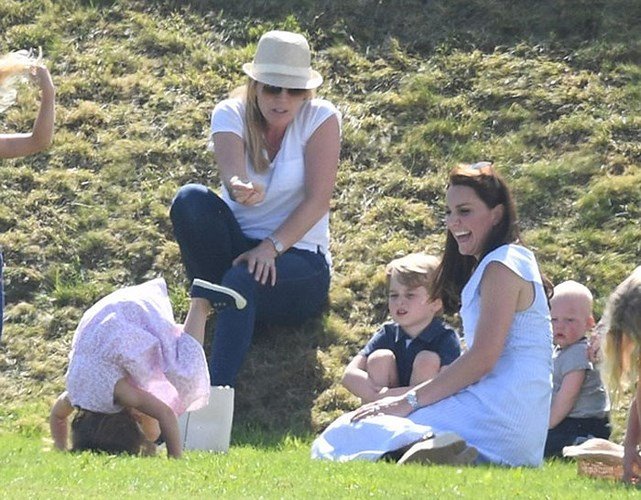 Công nương Kate Middleton xinh đẹp, rạng rỡ dù mới sinh con thứ 3