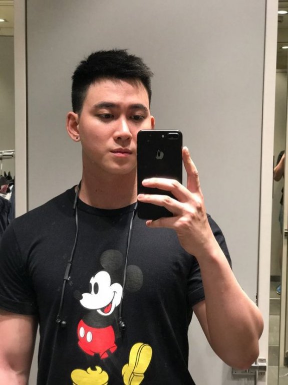 chang-gay-hot-nhat-mang-xa-hoi-vi-dam-dang-tai-clip-come-out-hien-tai-van-doc-than