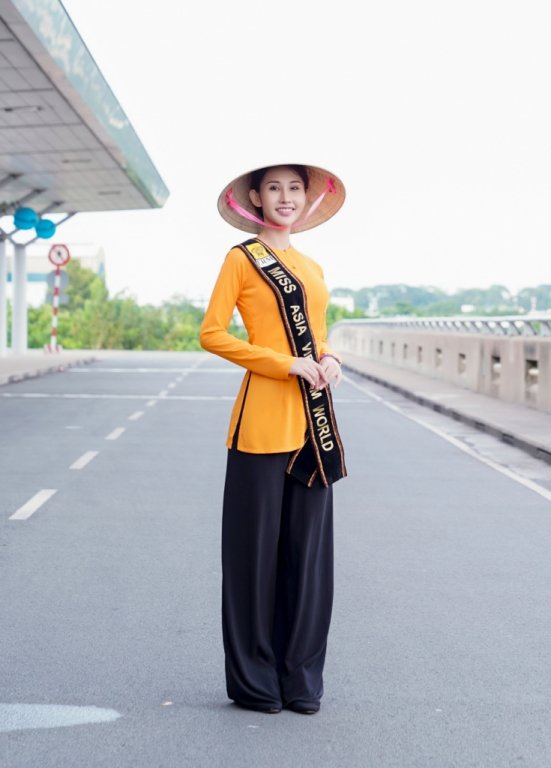 dien-ao-ba-ba-gian-di-chi-nguyen-mot-minh-len-duong-tham-gia-miss-asia-world-2018