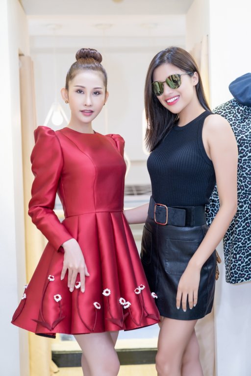 dien-ao-ba-ba-gian-di-chi-nguyen-mot-minh-len-duong-tham-gia-miss-asia-world-2018