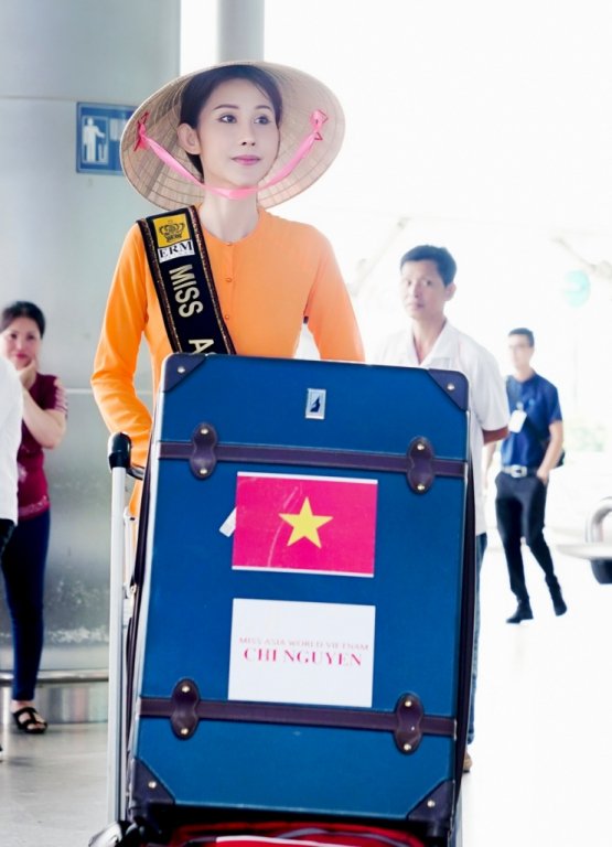dien-ao-ba-ba-gian-di-chi-nguyen-mot-minh-len-duong-tham-gia-miss-asia-world-2018