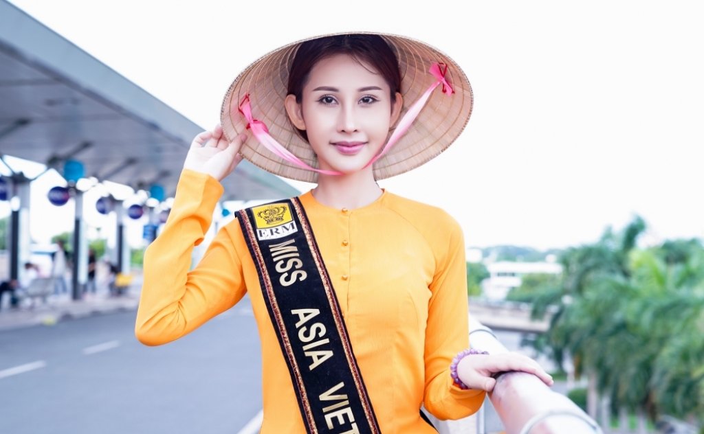 dien-ao-ba-ba-gian-di-chi-nguyen-mot-minh-len-duong-tham-gia-miss-asia-world-2018