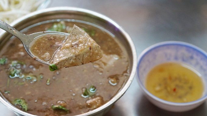 Quán cháo lòng sau 80 năm vẫn bán trên gánh ở Sài Gòn