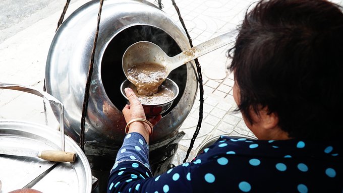 Quán cháo lòng sau 80 năm vẫn bán trên gánh ở Sài Gòn
