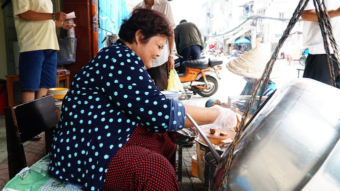 Quán cháo lòng sau 80 năm vẫn bán trên gánh ở Sài Gòn