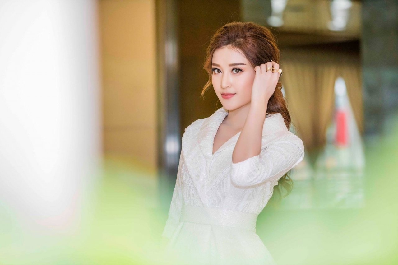 a-hau-huyen-my-len-tieng-ve-su-co-lo-anh-goi-cam-trong-phong-tam-va-moi-quan-he-voi-hoa-hau-ky-duyen