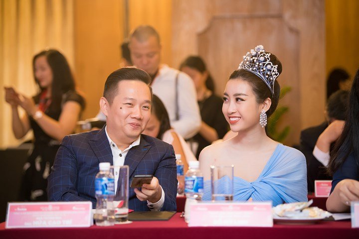 Đỗ Mỹ Linh khoe vai trần gợi cảm tại họp báo Chung khảo phía Nam HHVN