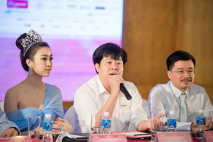 Đỗ Mỹ Linh khoe vai trần gợi cảm tại họp báo Chung khảo phía Nam HHVN