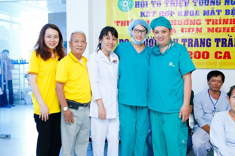 dang-sau-su-gai-goc-va-loat-phat-ngon-soc-trang-tran-ban-quan-ao-de-mo-mat-mien-phi-cho-nguoi-ngheo