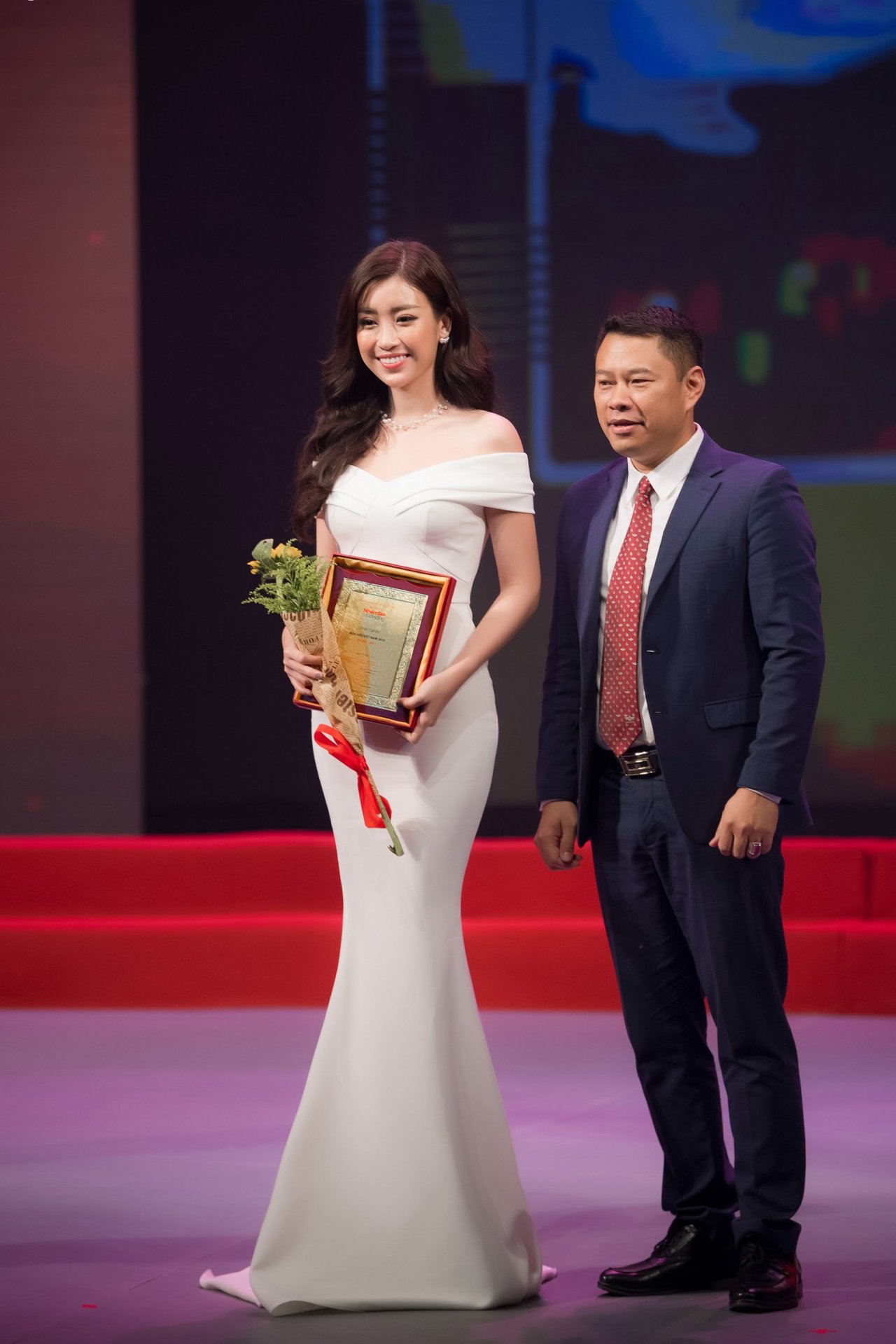hoa-hau-do-my-linh-len-tieng-phan-phao-khi-bi-dan-mang-nem-da-chua-du-tam-ngoi-ghe-giam-khao