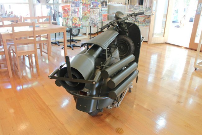 Ngắm Vespa TAP 150 mang vũ khí bắn xuyên xe bọc giáp