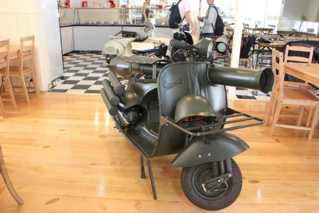 Ngắm Vespa TAP 150 mang vũ khí bắn xuyên xe bọc giáp