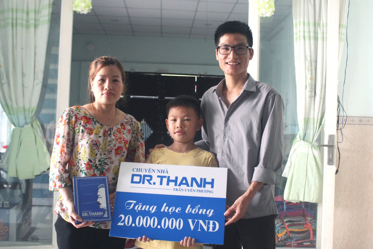 chuyen-nha-dr-thanh-trao-hoc-bong-20-trieu-dong-cho-cho-con-trai-hiep-si-nguyen-van-thoi
