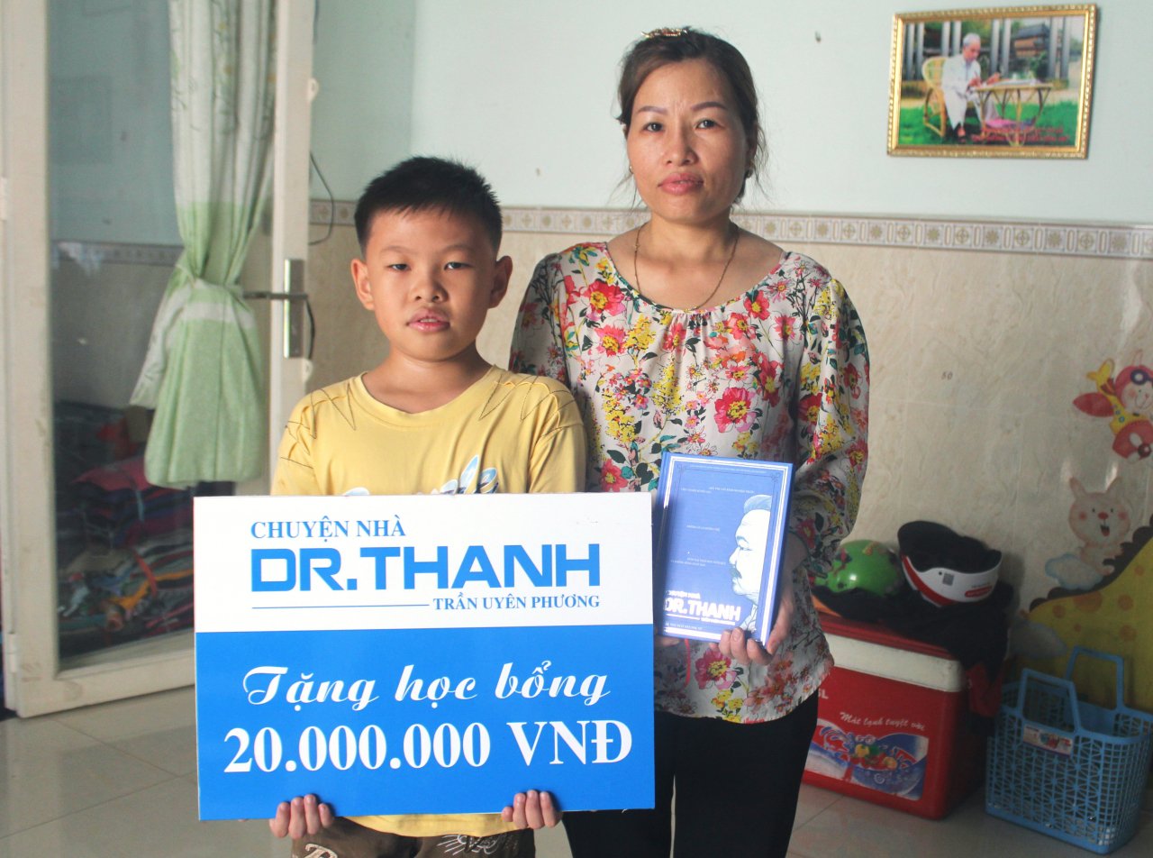 chuyen-nha-dr-thanh-trao-hoc-bong-20-trieu-dong-cho-cho-con-trai-hiep-si-nguyen-van-thoi