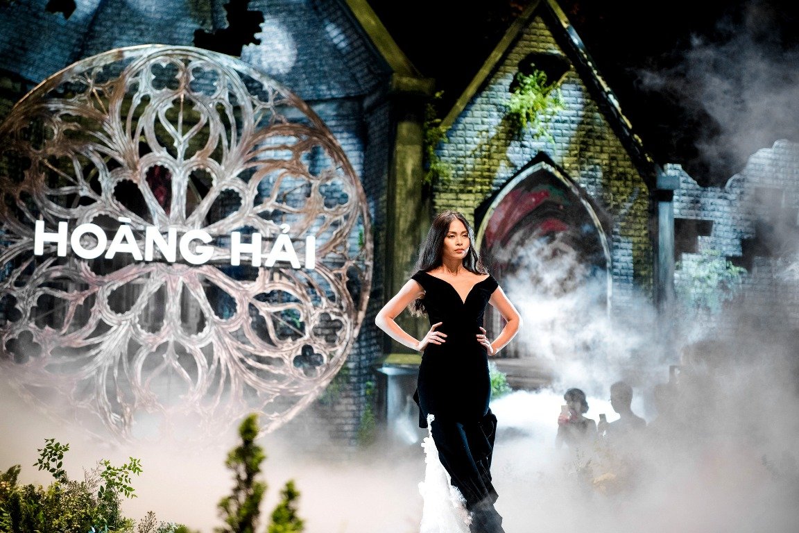 dao-dien-long-kan-to-chuc-show-thoi-trang-voi-san-catwalk-cao-nhat-tai-viet-nam