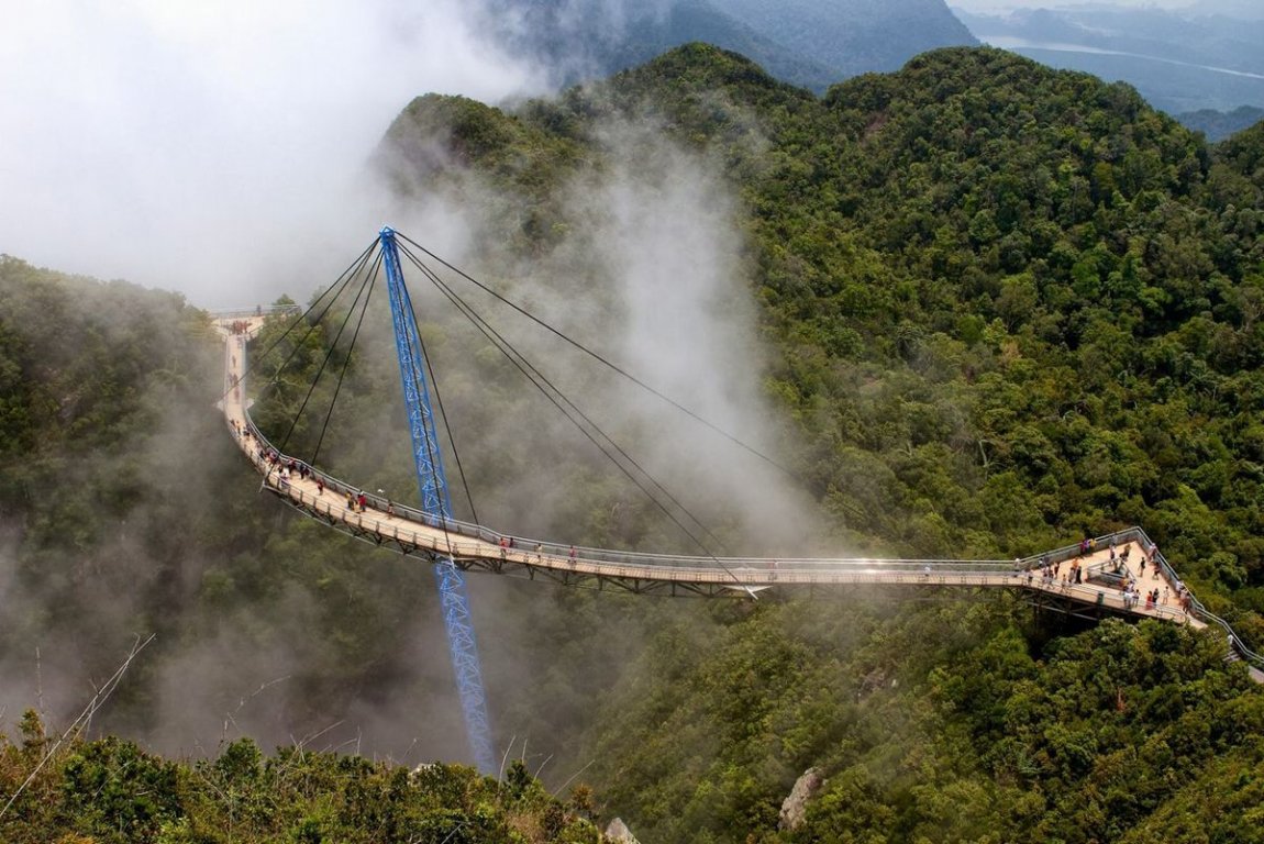 dao-dien-long-kan-to-chuc-show-thoi-trang-voi-san-catwalk-cao-nhat-tai-viet-nam