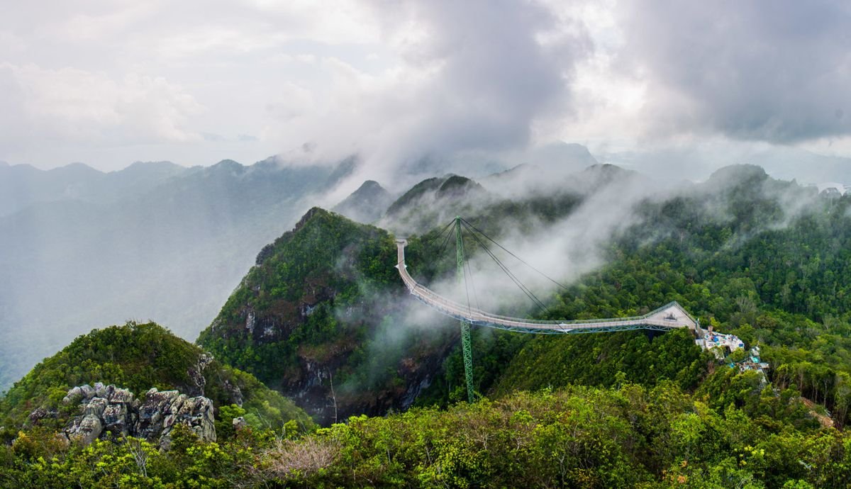 dao-dien-long-kan-to-chuc-show-thoi-trang-voi-san-catwalk-cao-nhat-tai-viet-nam