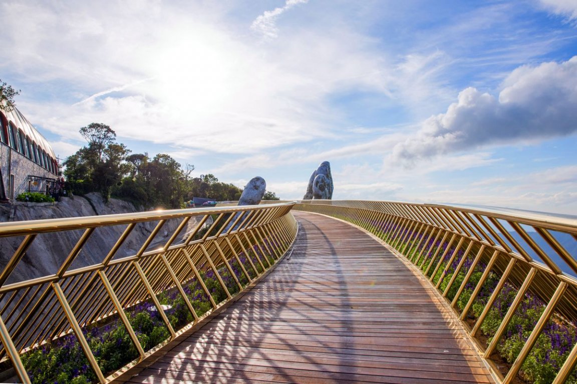 dao-dien-long-kan-to-chuc-show-thoi-trang-voi-san-catwalk-cao-nhat-tai-viet-nam